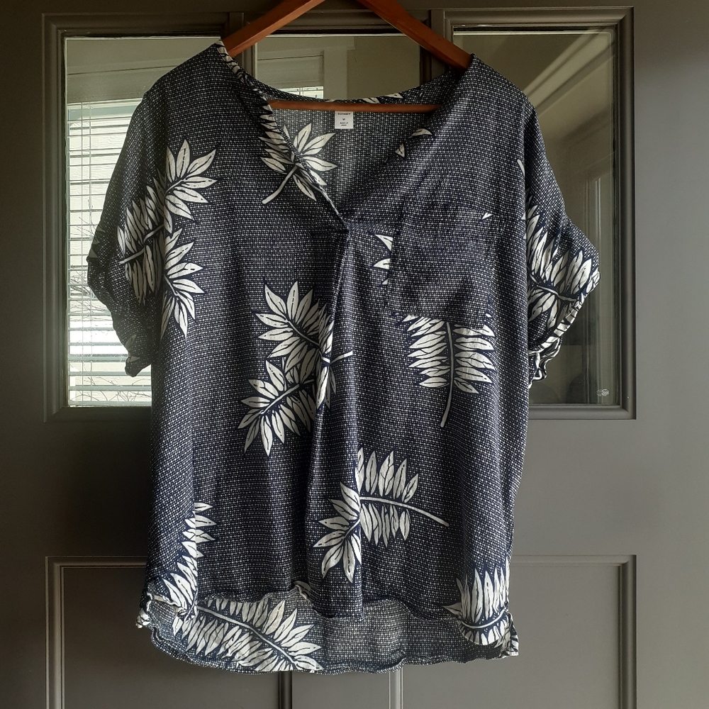 Old Navy Blue and White Women's Leaf Print V Neck Top